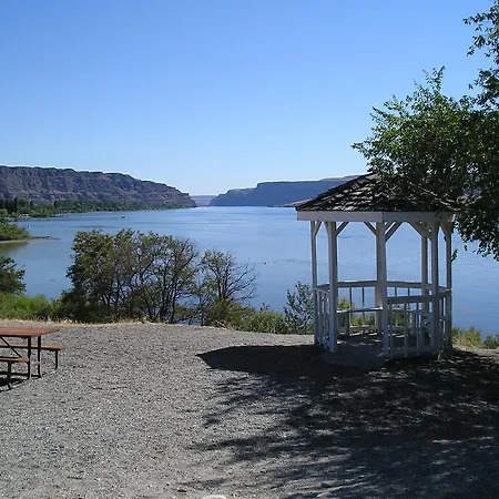 Crescent Bar Camping Resort Studio Cabin 2-2